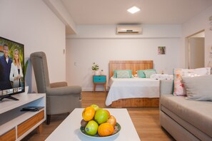 Tabla de planchar con plancha, wifi gratis y ropa de cama 