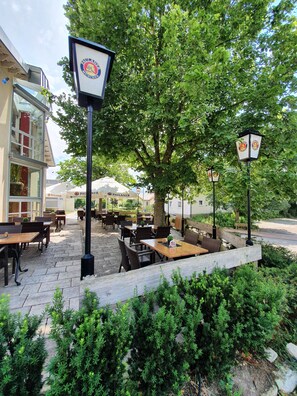 Outdoor dining - Stempfle's Landgasthof Zum Kreuz (Unterschneidheim)