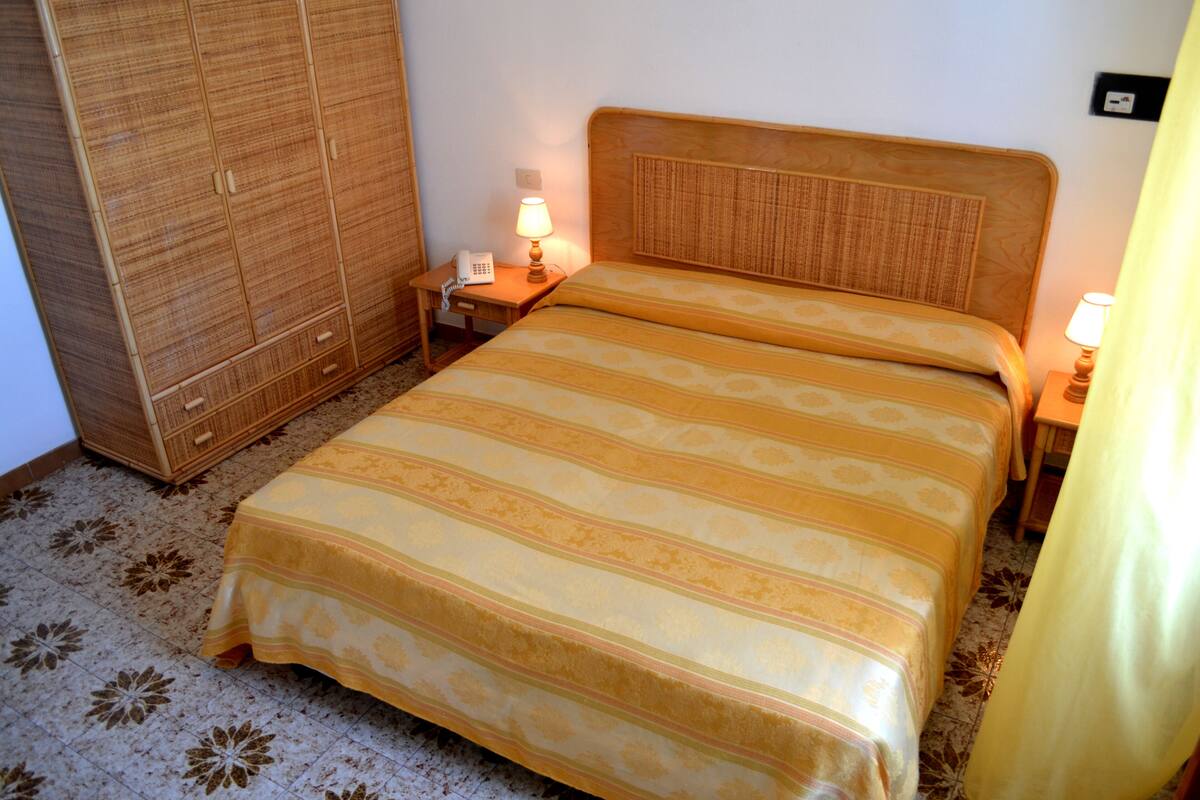 In-room safe, desk, WiFi (free), bed sheets