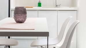 Appartement, vue ville | Salle de bain | Douche, sèche-cheveux, serviettes fournies