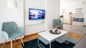 Appartement, vue ville | Coin séjour | Télévision à écran plat
