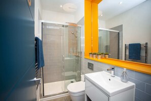 Doccia, soffione a pioggia, set di cortesia firmato, asciugacapelli