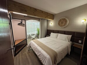 Family Room 6 | Blackout curtains, free WiFi, bed sheets - Hotel Fazenda Vilarejo (Valenca)