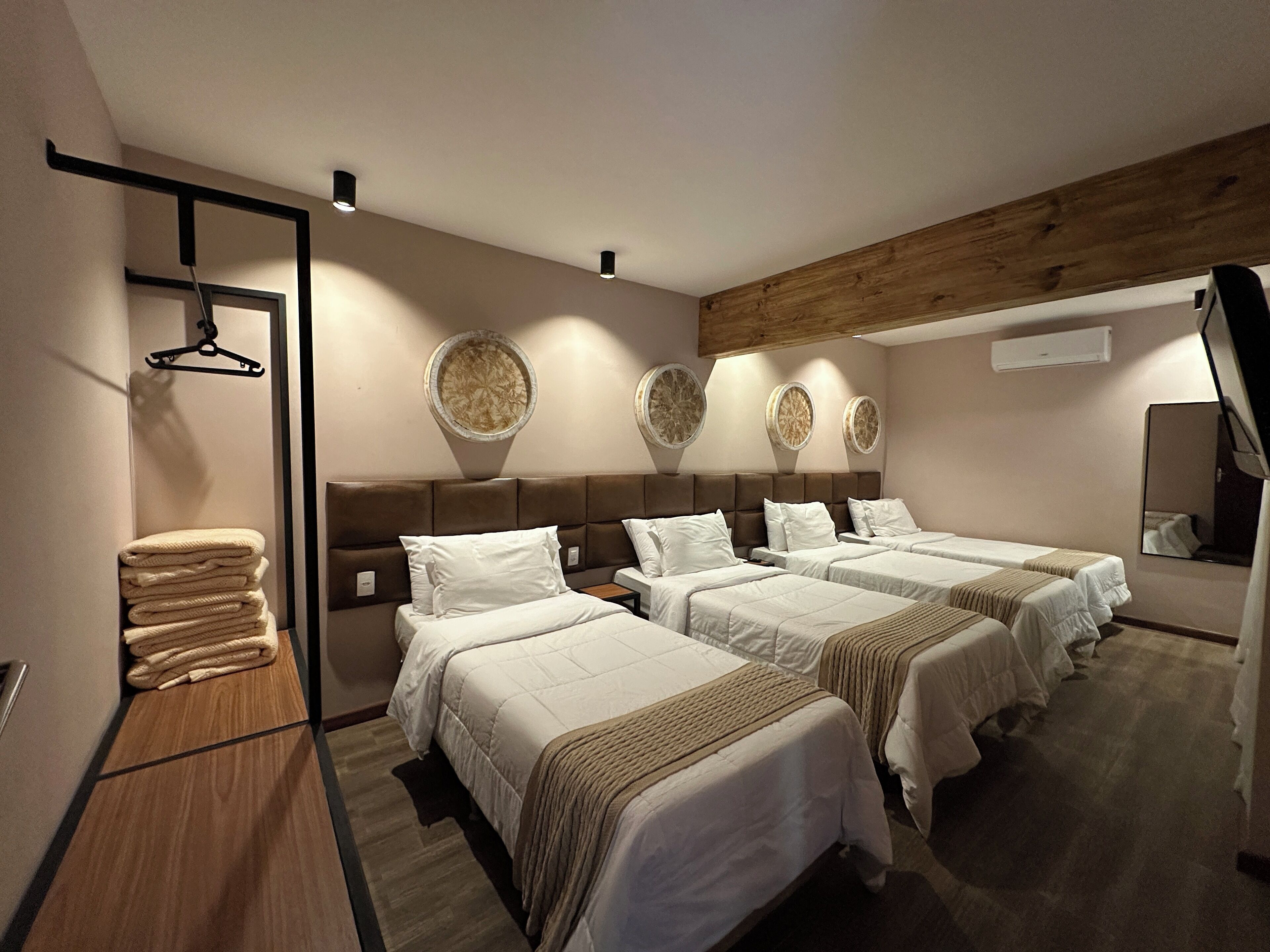 Cortinas blackout, wifi gratis y ropa de cama 