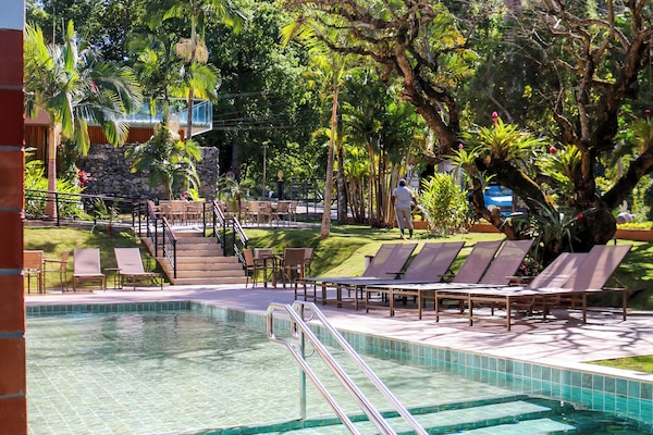 Inomhuspool, 2 utomhuspooler, parasoller och solstolar