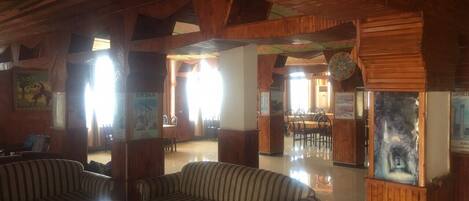 Chambre Classique Double ou avec lits jumeaux, 1 chambre, fumeurs, vue colline | Restauration dans la chambre