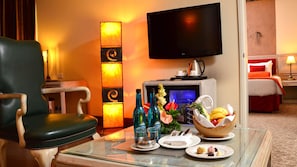 Een minibar, een kluis op de kamer, een bureau, een laptopwerkplek