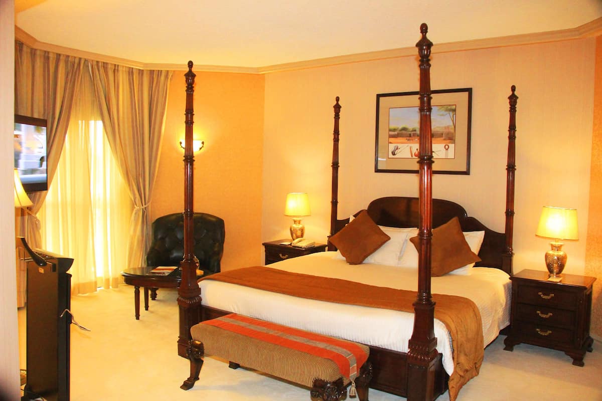 Presidential Suite | Minibar, in-room safe, desk, laptop workspace