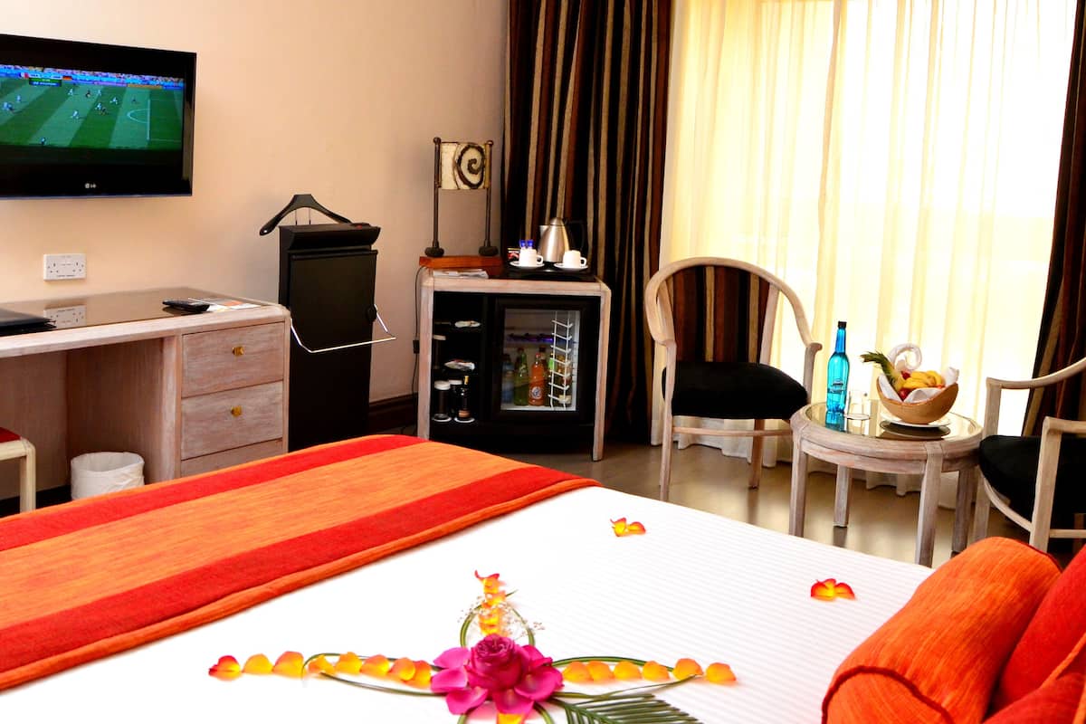 2 bedrooms, minibar, in-room safe, desk