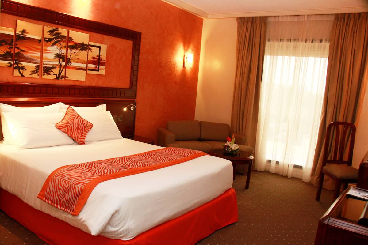 Deluxe Suite | Minibar, in-room safe, desk, laptop workspace