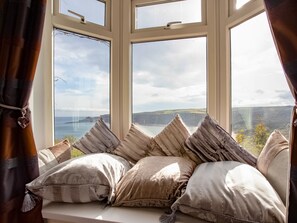 Tabla de planchar con plancha, wifi gratis y ropa de cama