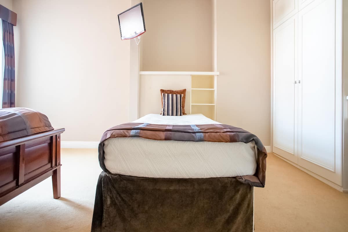 Standaard driepersoonskamer, meerdere bedden | Een strijkplank/strijkijzer, gratis wifi, beddengoed