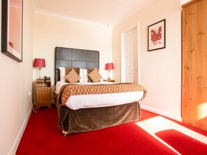 Tabla de planchar con plancha, wifi gratis y ropa de cama 