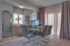 Apartment, 2 Bedrooms, Terrace, Sea View | In-room dining
