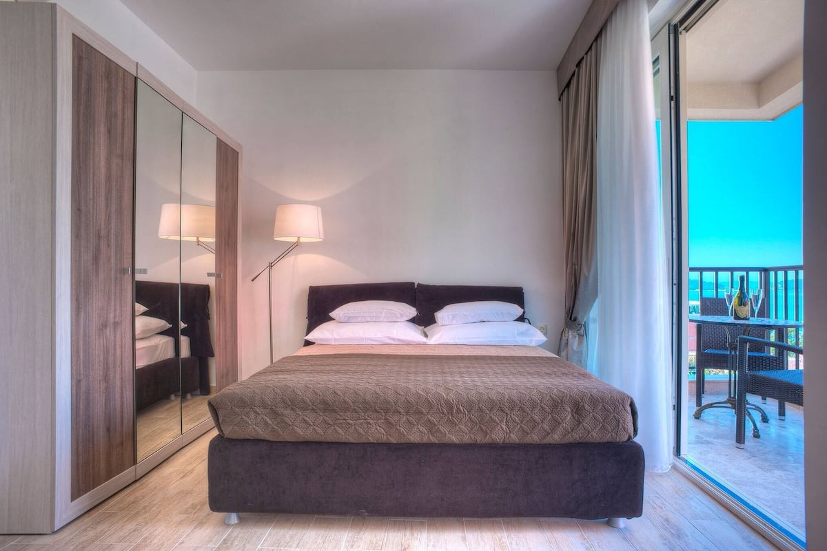 Studio, Balcony | 1 bedroom, in-room safe, desk, laptop workspace
