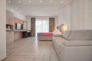 Familiekamer | Een kluis op de kamer, een bureau, een laptopwerkplek