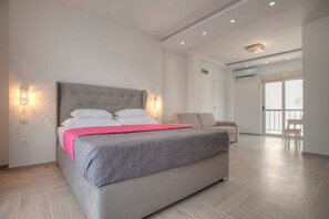 Familiekamer | Een kluis op de kamer, een bureau, een laptopwerkplek