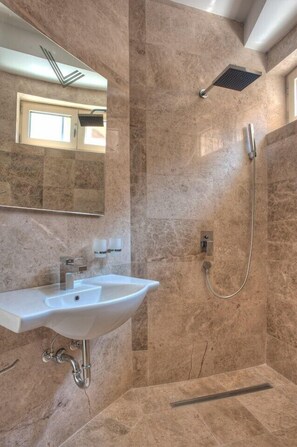 Towels, soap, shampoo, toilet paper - Guest House Przno Bay (Pržno)