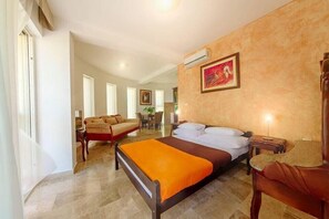 Studio | Een kluis op de kamer, een bureau, een laptopwerkplek