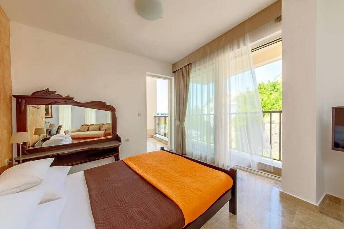 Studio | 1 bedroom, in-room safe, desk, laptop workspace