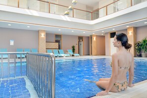 Innenpool, Außenpool (je nach Saison geöffnet), Cabañas (kostenlos)