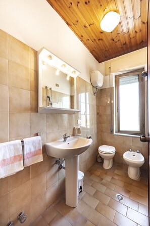 Shower, hair dryer, bidet, towels - Hotel Aurelia (Tarquinia)