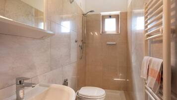 Doccia, asciugacapelli, bidet, asciugamani