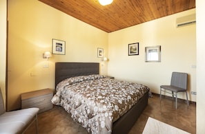 Desk, bed sheets - Hotel Aurelia (Tarquinia)