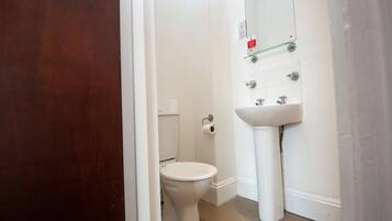 Standard-Vierbettzimmer, 2 Doppelbetten | Badezimmer | Dusche, Regendusche, Handtücher