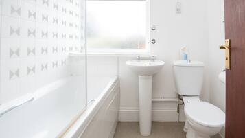 Standard-Doppelzimmer, 1 Doppelbett | Badezimmer | Dusche, Regendusche, Handtücher
