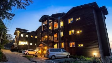 Vista frontal de la propiedad