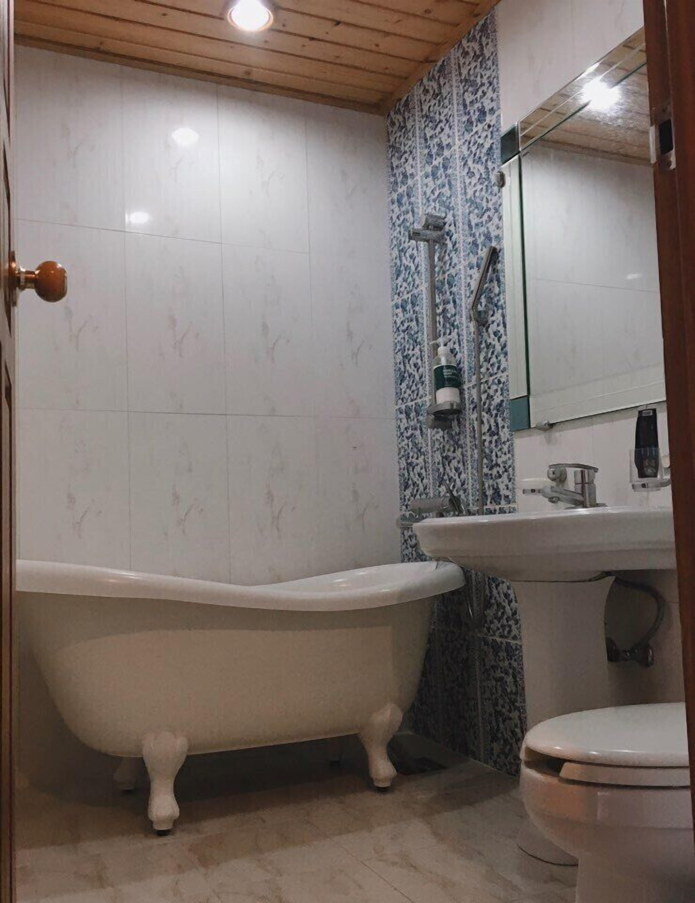 Deluxe kamer, 2 slaapkamers | Badkamer | Gratis toiletartikelen, een haardroger, handdoeken, zeep