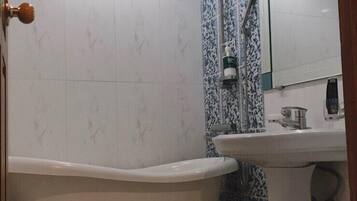 Deluxe kamer, 2 slaapkamers | Badkamer | Gratis toiletartikelen, een haardroger, handdoeken, zeep