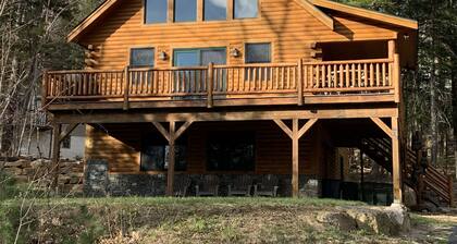 Gorgeous 4BR Log Home Near Storyland & N. Conway. AC, Large Deck, Dog friendly