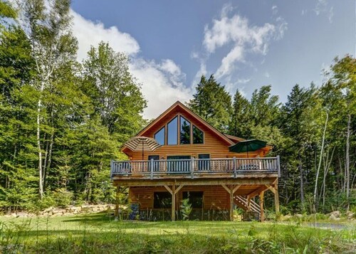 Gorgeous 4BR Log Home Near Storyland & N. Conway. AC, Large Deck, Dog friendly