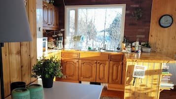 Comfort Cottage, 2 Bedrooms, Non Smoking, Mountain View | Private kitchen | Fridge, microwave, stovetop, coffee/tea maker