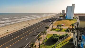Nær stranden og strandhåndklær