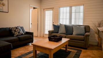 Smart-TV, DVD-spiller og bøker