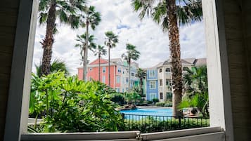 Utendørsbasseng og et oppvarmet basseng