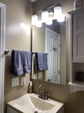 Combined shower/bathtub, hair dryer, towels, soap