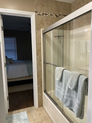 Combined shower/tub, hair dryer, towels, soap - 295 is 5 minutes from dam with boat launch and tritoon boat for rent. (Jasper)