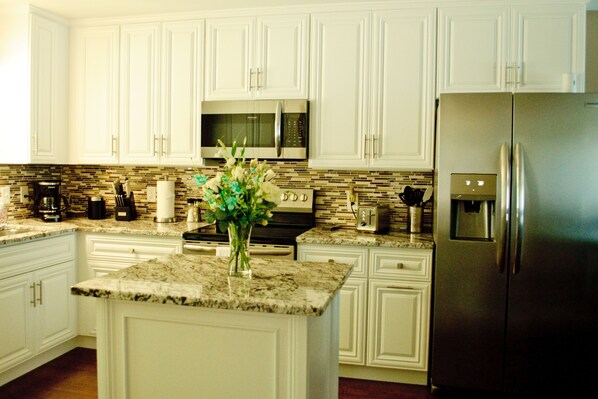 Fridge, microwave, oven, stovetop - 295 is 5 minutes from dam with boat launch and tritoon boat for rent. (Jasper)