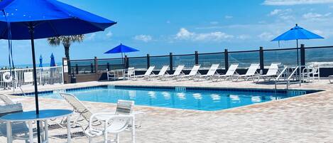 Alberca techada y alberca al aire libre