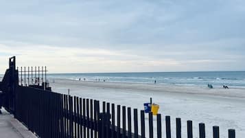 Na praia, espreguiçadeiras, toalhas de praia