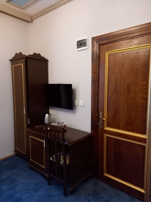 Premium bedding, minibar, individually decorated, desk - Emirhan Hotel - Adults Only (Istanbul)