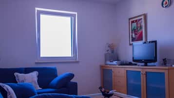 TV, DVD player, books, stereo