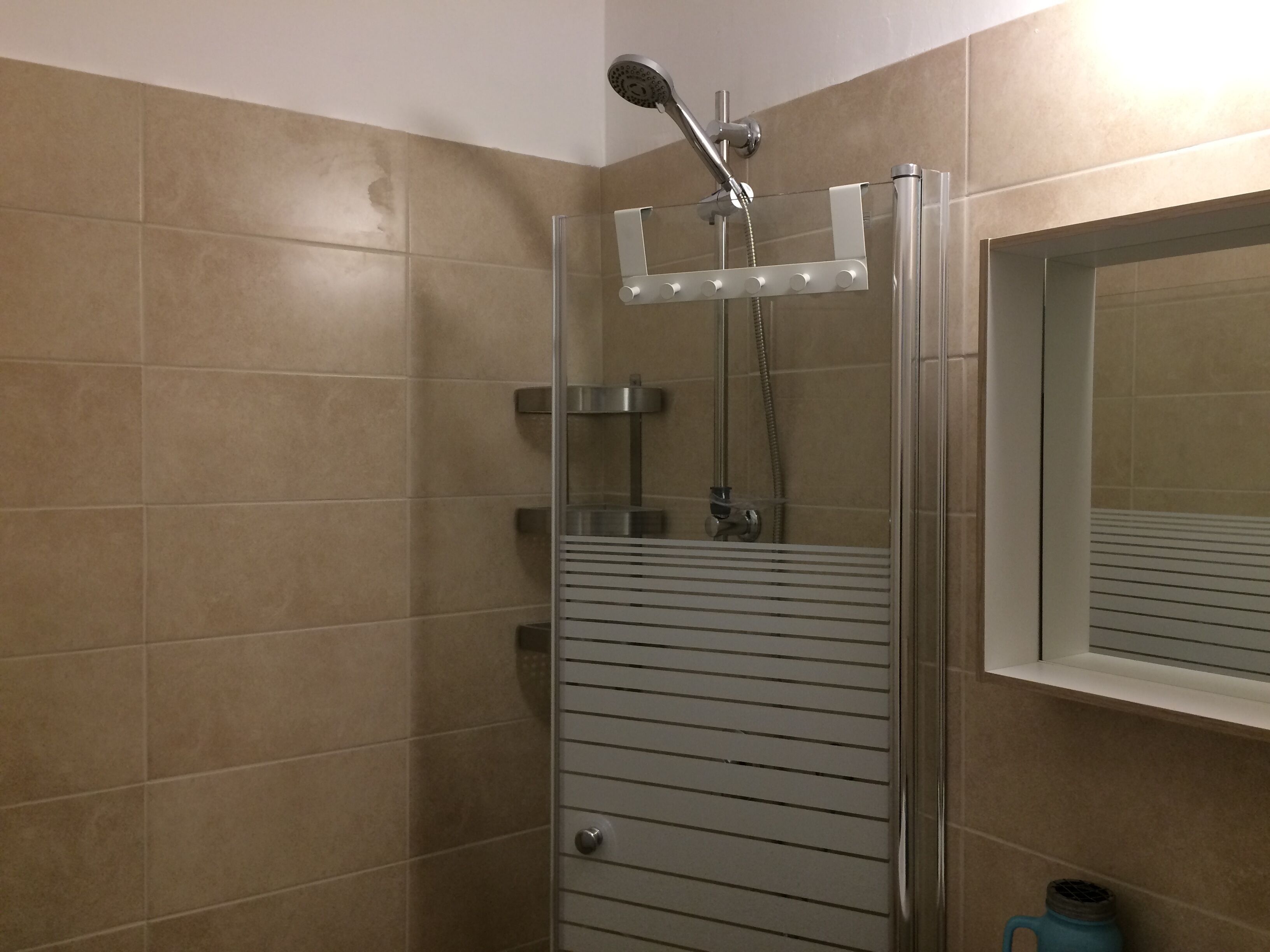 Regadera, secadora de cabello, toallas, jabón 