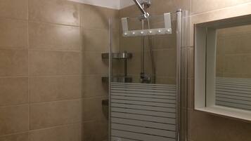 Een douche, een haardroger, handdoeken, zeep