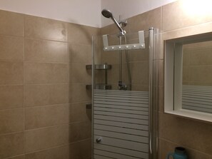 Regadera, secadora de cabello, toallas, jabón