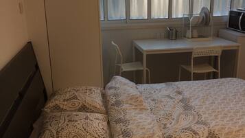 1 habitación, tabla de planchar con plancha, wifi gratis y ropa de cama